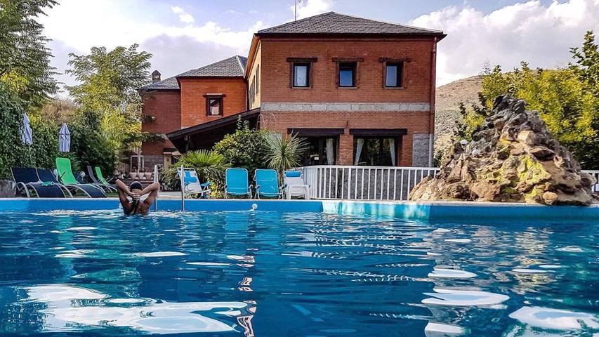 Hotel para 30 personas, con Jacuzzi y Terraza además de Jardín y Piscina en El Tiemblo
