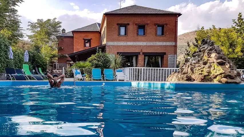 Hotel para 30 personas, con jardín y jacuzzi además de terraza y piscina - 1