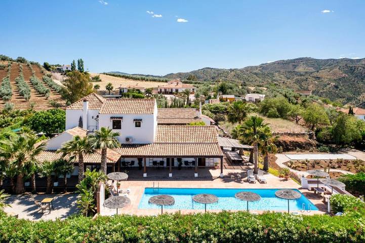 Cama y desayuno para 2 personas, con jardín además de vistas y piscina en Riogordo