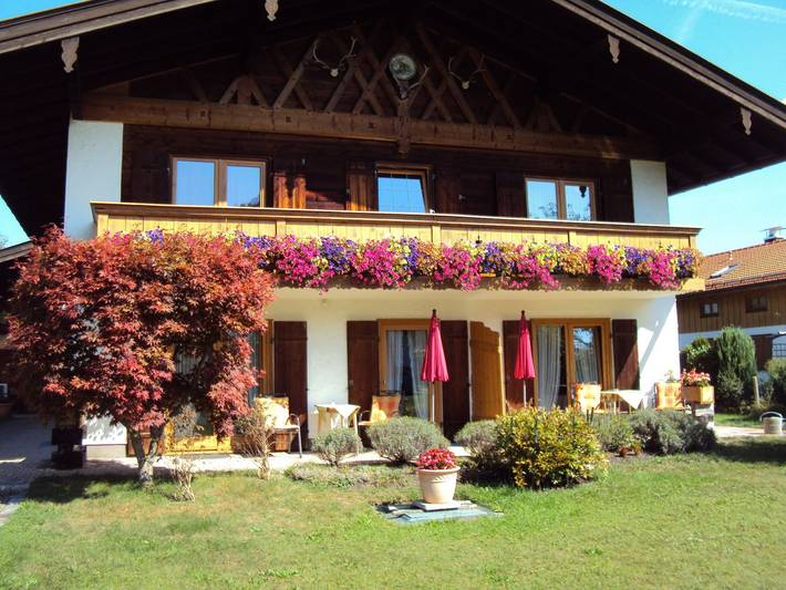 Ferienwohnung für 2 Personen, mit Balkon und Terrasse sowie Garten und Ausblick in Alpenland Tegernsee Schliersee