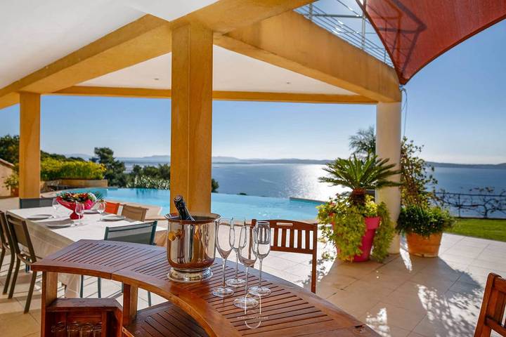 Gîte pour 8 personnes, avec terrasse ainsi que jardin et piscine dans Plage Font Brun Carqueiranne - 3