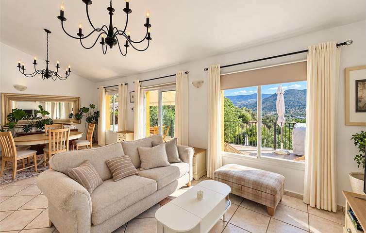Spacious 150m² Apartment with Pool, WiFi, and Parking near Rio Salia in Viñuela, Málaga Province