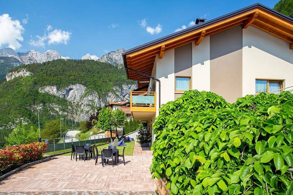 Ganze Wohnung, Lodge mit Blick auf das klare Wasser des Sees, wo Sie die Dolomiten spiegeln in Molveno, Brentagruppe