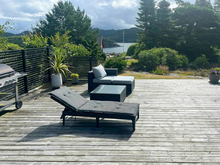 Ferienhaus mit Terrassen an drei Seiten auf einer idyllischen Insel in Sandnes
