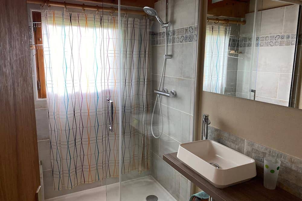 Chalet “8p Simple - La Hulotte”: Mountain View, Private Terrace & Wi-Fi in Verchaix, Bonneville region