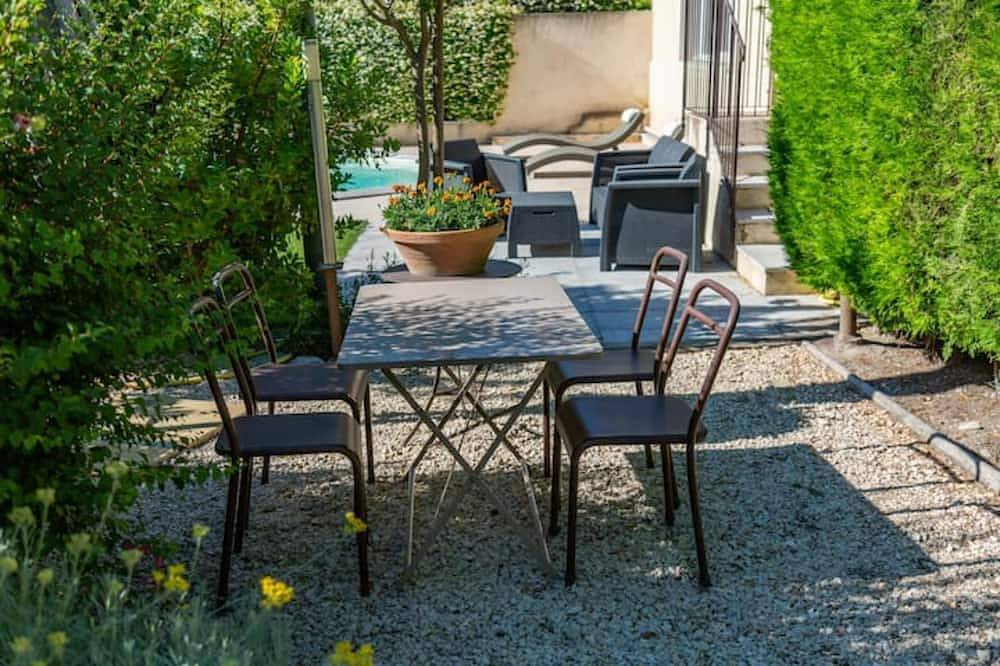L'Oustau de Famiho Air-conditioned gite in renovated farmhouse near Avignon swimming pool in Châteauneuf-de-Gadagne, Vaucluse