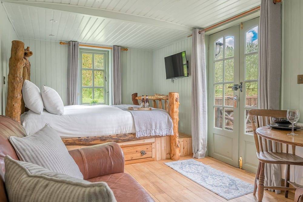 Entire apartment, Juniper Lodge, Shepherd's Hut  for 2 in the Lake District with exclusive hot tub in Lake District