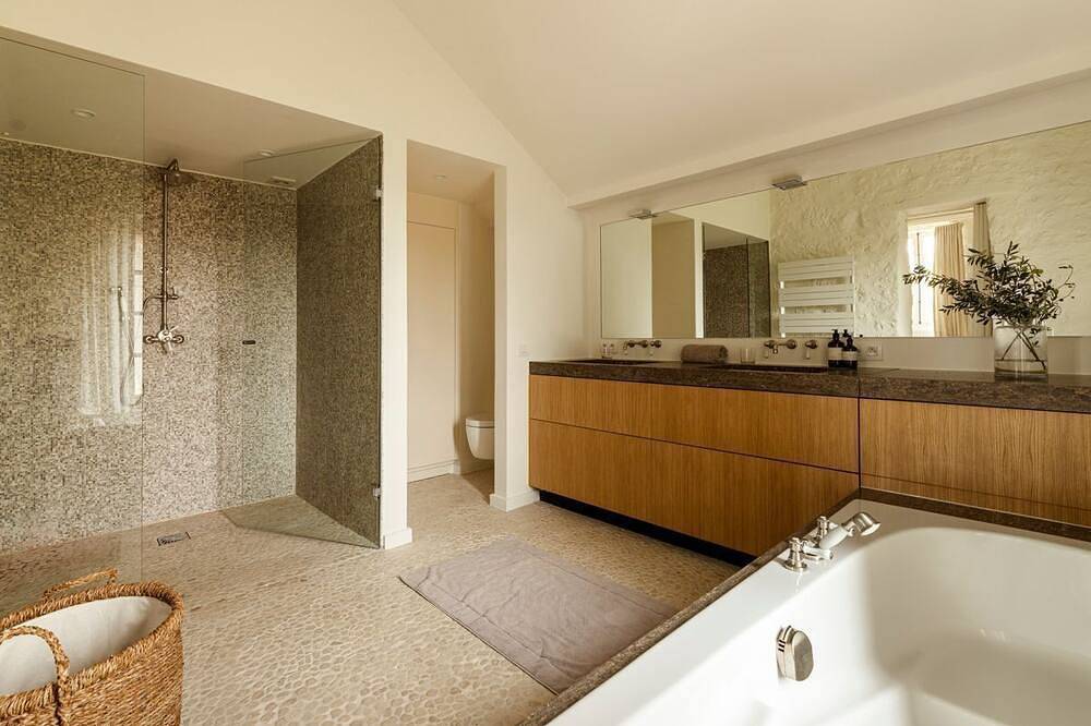 Mirandole - Eight Bedroom Villa, Sleeps 18 in Saint-Orens-Pouy-Petit, Gers