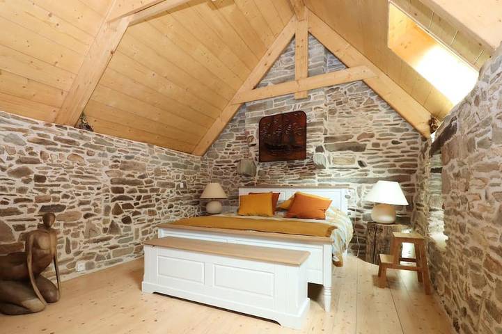 In the heart of the historic district in Lannion, Ceinture Dorée