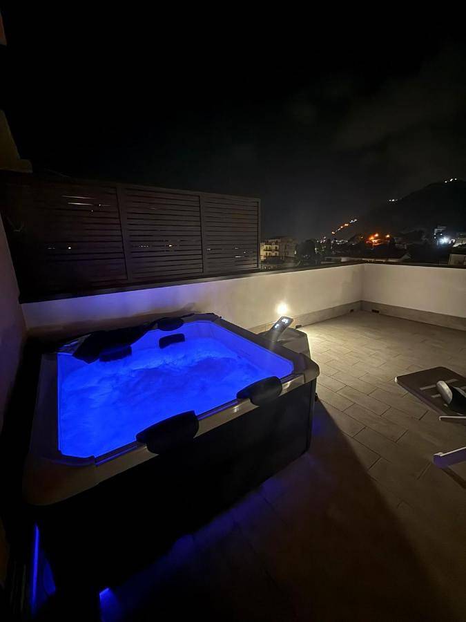Appartamento vacanze per 4 persone, con idromassaggio e piscina nonché balcone - 1