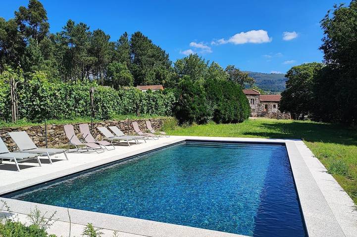 Gîte pour 8 personnes, avec balcon ainsi que piscine et jardin