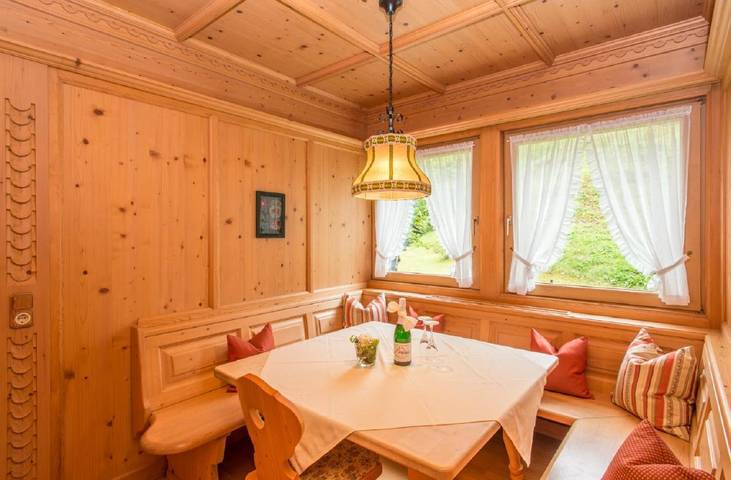 Ferienhaus für 7 Personen, mit Balkon und Whirlpool sowie Terrasse und Garten