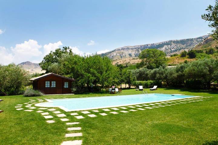 Casa vacanza per 9 persone, con panorama e giardino nonché piscina a Corleone