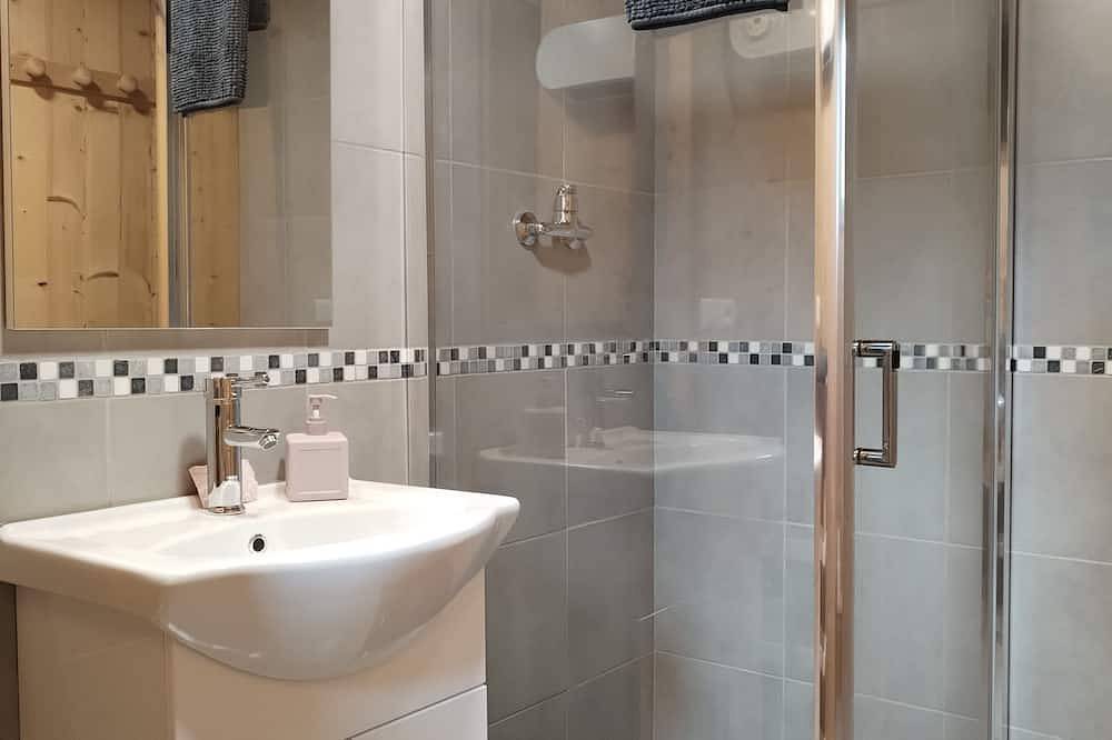 Small typical house 5 min from Morzine 2 bedrooms 1 double bed and 2 single beds/4 pers. in Essert-Romand, Les Portes du Soleil