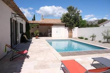 Cottage pour 8 personnes, avec piscine et jardin à Aureille