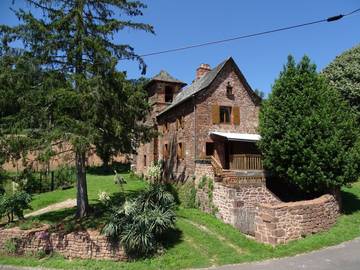 Gîte pour 5 personnes, avec jardin ainsi que vue sur le lac et terrasse, animaux acceptés dans l' Aveyron