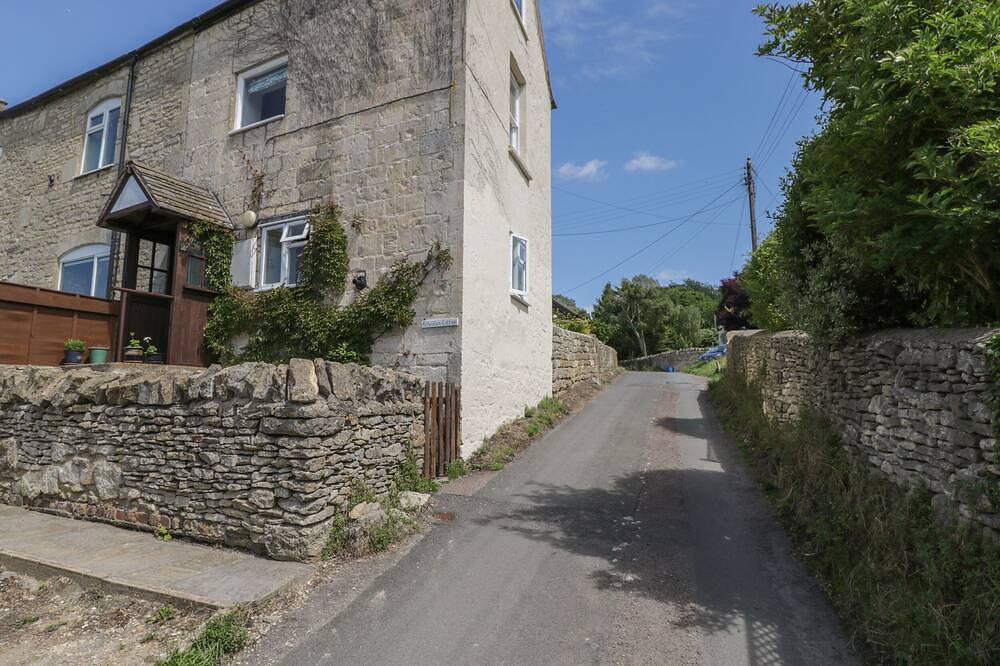 Athelstan Cottage, pet friendly, with open fire in Stroud in Stroud, Gloucestershire