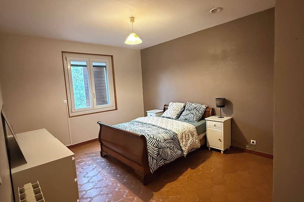 Quiet guest house in the heart of the village of Barjols Billiards Baby jacuzzi Pets in Barjols, Brignoles Region