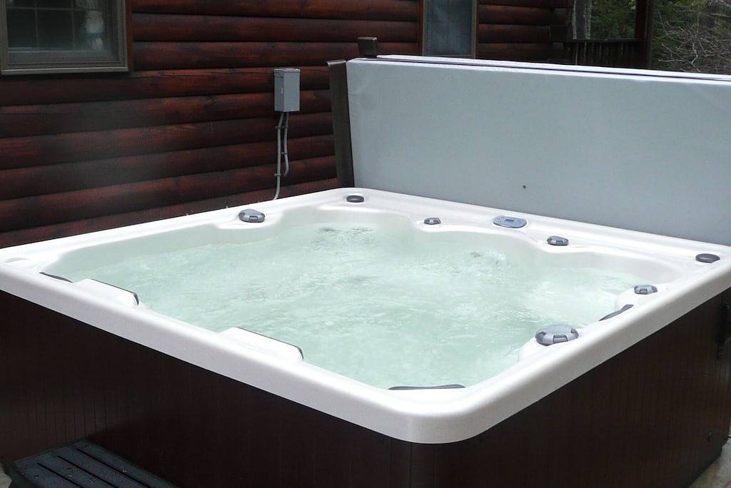 Abgeschiedenes Blockhaus mit einem Whirlpool für 6 Personen, einem privaten Teich und einem plätschernden Bach in Sullivan County