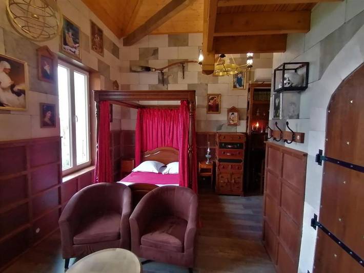 Location de vacances pour 2 personnes, avec vue ainsi que piscine et jardin à Thairé - 2
