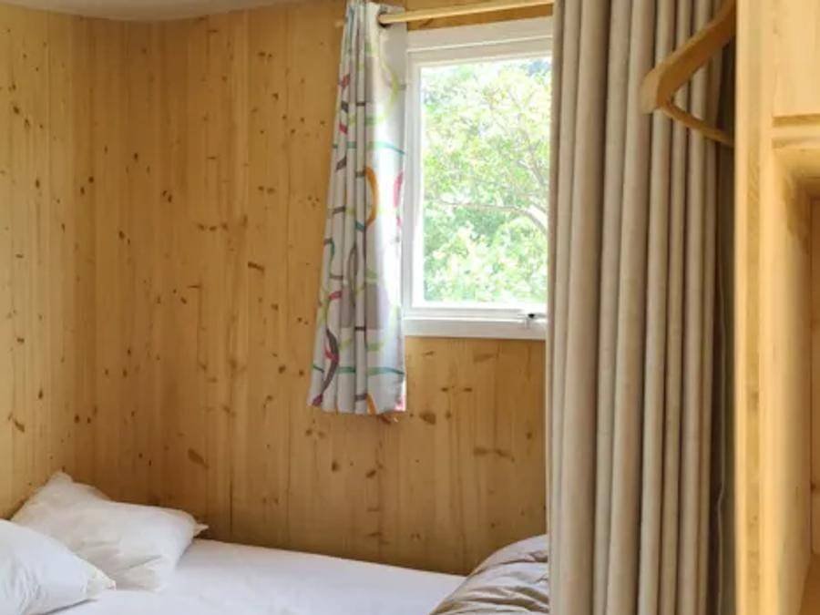 Flower Camping de l'Olivigne - Tente en toile et en bois 5 personnes - Cahute Des Randonneurs sans sanitaires in Bize-Minervois, Région de Narbonne