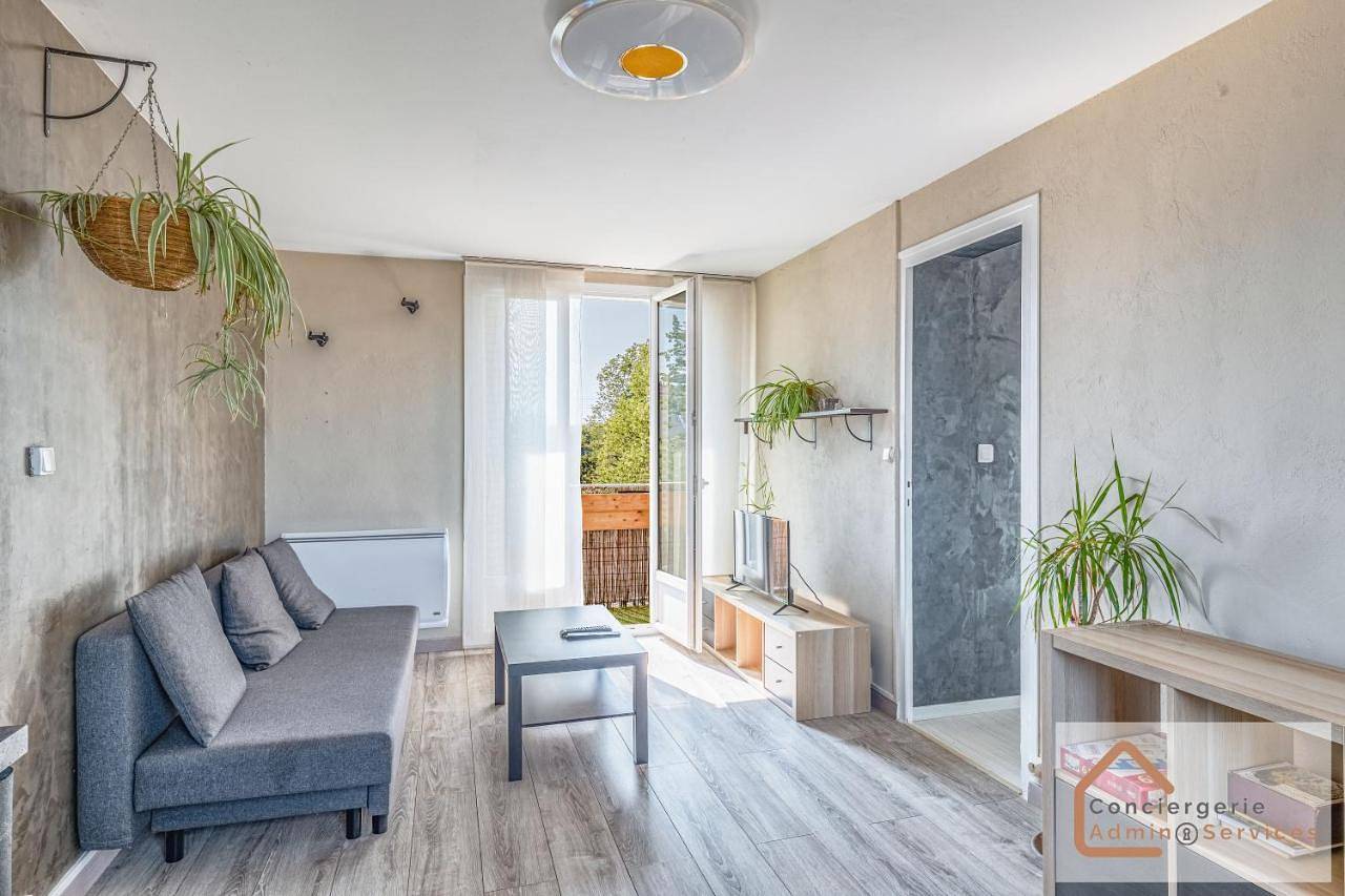 Appartement entier, Jolie T3 50m² (+-), balcon, parking, commodités in Vénissieux, Lyon et ses environs