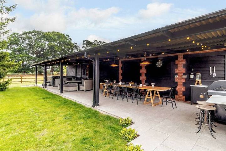 Cottage for 10 people, with garden and terrace as well as hot tub, with pets in Suffolk