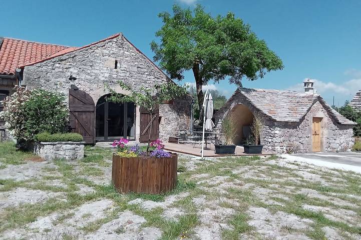Gîte pour 3 personnes, avec jardin et terrasse, animaux acceptés à Saint-André-de-Vézines