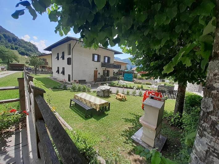 Ferienwohnung für 7 Personen, mit Seeblick und Ausblick sowie Garten in Mezzolago