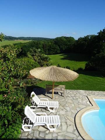 Gîte pour 4 personnes, avec jacuzzi et jardin ainsi que piscine et terrasse à Blousson-Sérian