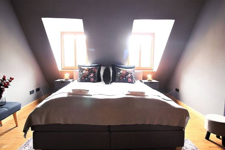 The George Rooms No. 32 "Dark Floral" in Würzburg, Fränkisches Weinland
