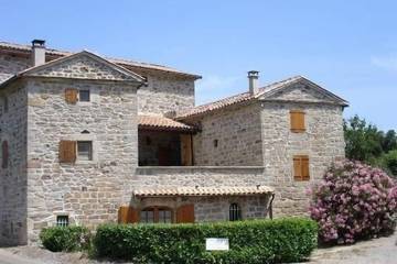 Agriturismo pour 9 personnes, avec piscine et jardin à Les Salelles