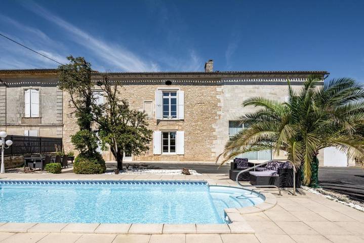Gîte pour 4 personnes, avec vue ainsi que piscine et jardin à Villegouge