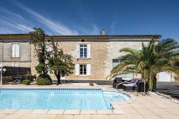 Cottage pour 4 personnes, avec piscine ainsi que vue et jardin à Villegouge