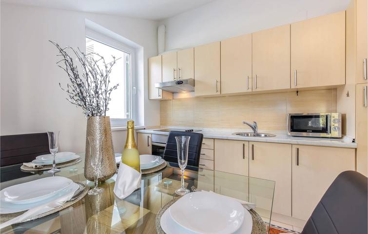 Ganze Ferienwohnung, Apartment am Meer mit Terrasse, WLAN und Parkplatz, 2 km von Crikvenica entfernt in Selce, Primorje-Gorski Kotar