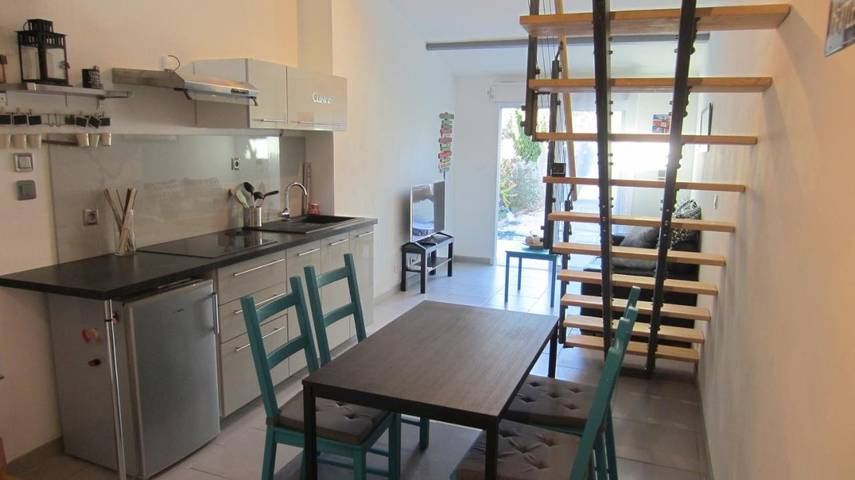 Location de vacances pour 2 personnes, avec Terrasse ainsi que Jardin et Vue à Grans