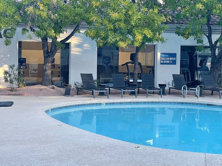 Apartment for 4 people, with yard and hot tub as well as pool in Tempe