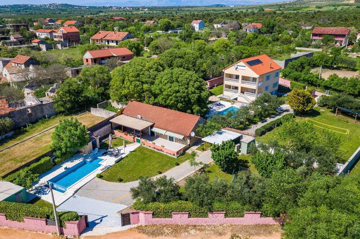 Vakantiehuis voor 16 personen, met tuin en whirlpool - 1