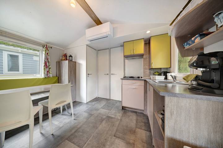 Mobile home 'Moon River' with private terrace, Wi-Fi and air conditioning in Thiviers, Périgord Vert