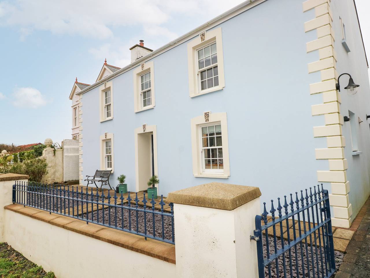 Holiday Rental for 8 People in Trefin, Pembrokeshire