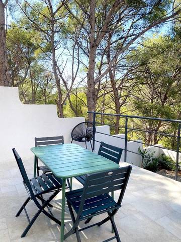 Gîte pour 4 personnes, avec jardin et vue dans Calanque des Figuieres