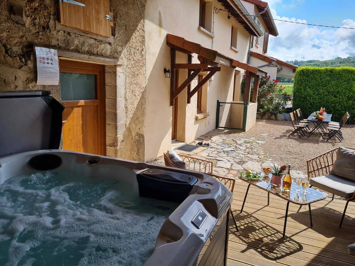 Escapade Champ'être 6 à 8 personnes Spa et Escape Game in Saint-Cyr-les-Vignes, Montbrison