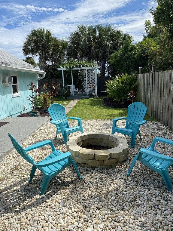 Vilano Beach Cottage, 1/2 block to Surfside Beach. Historic Capo Cottage in Vilano Beach, St. Johns County