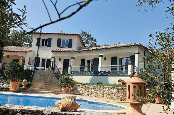 Location de vacances pour 7 personnes, avec jardin et terrasse à Monteils (Gard)