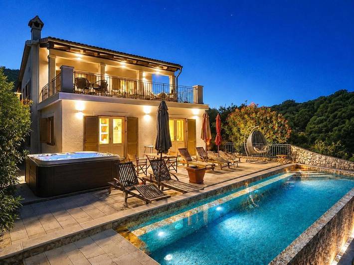 Ferienhaus für 8 Personen, mit Balkon und Whirlpool sowie Terrasse und Garten in Punta Križa