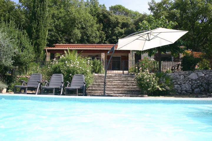 Gîte pour 7 personnes, avec piscine, adapté aux familles à Bargemon