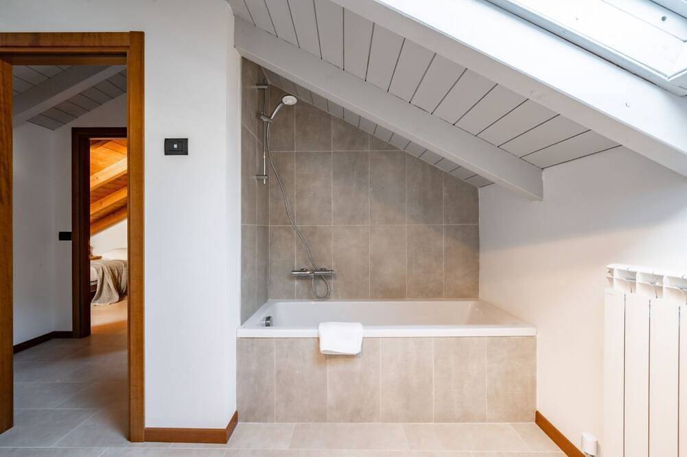 Terraced villa Golden Lake 2 - just few steps from the lake in Dervio, Westelijke Orobie-Alpen