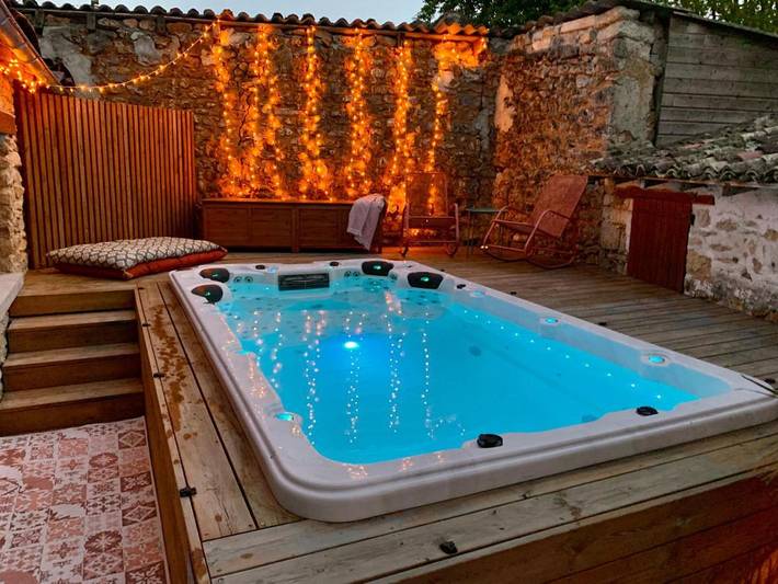 Location de vacances pour 10 personnes, avec jardin et piscine ainsi que jacuzzi et bassin pour enfant à Celle-Lévescault - 2