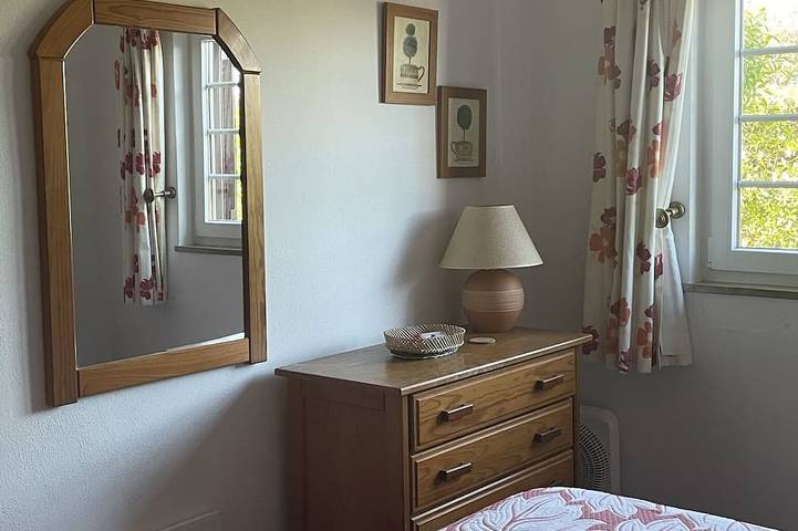 Ganze Wohnung, Apartment mit Meerblick vom oberen Balkon und Gemeinschaftspool. 5 Minuten zu Fuß zum Strand in Carvoeiro, Faro Distrikt