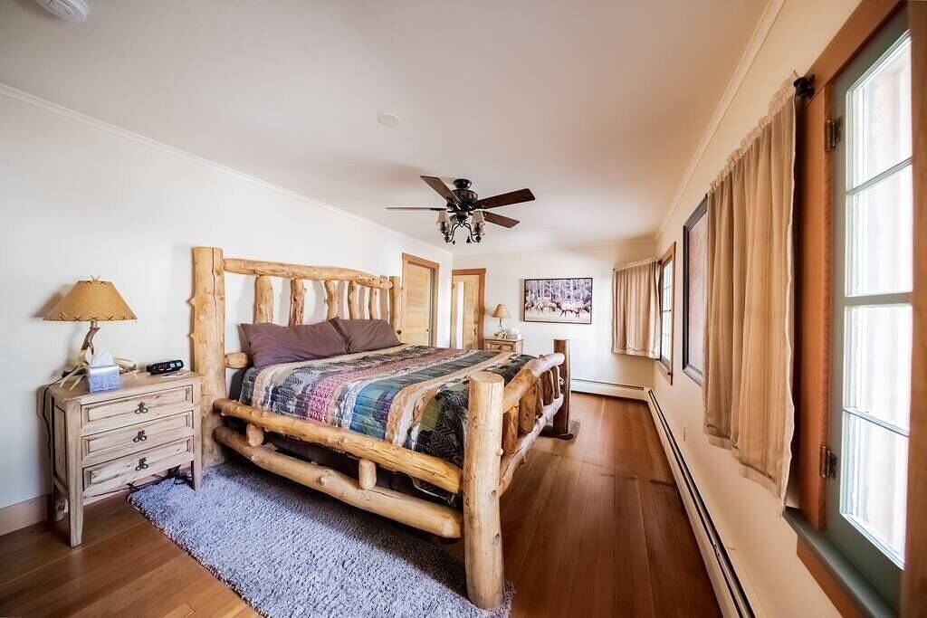 New hot tub! Downtown cabin w/ king bed, views in Estes Park, Larimer County